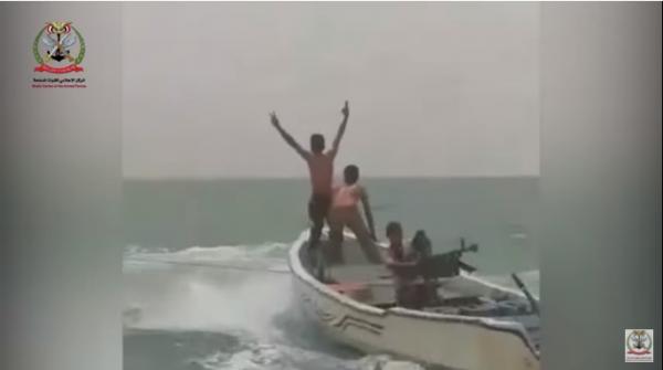 شاهد بالفيديو: معركة بحرية مباشرة وجها لوجه بين الجيش والحوثيين 