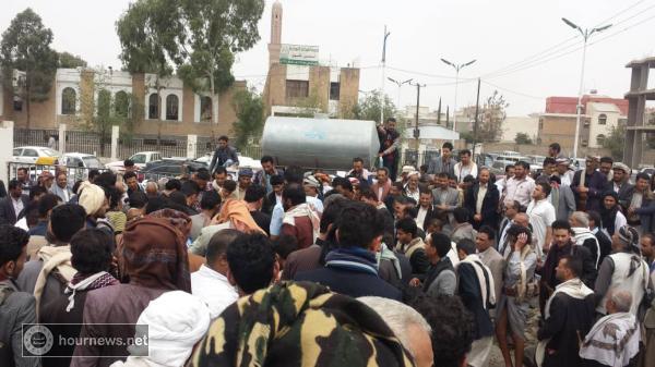 حدث اليوم بصنعاء: حشود غفيرة تشيع جثمان الشهيد «وليد فاضل» وهذا ما قاله والده الناشط «نبيل فاضل» عند وداعه لنجله (صور)