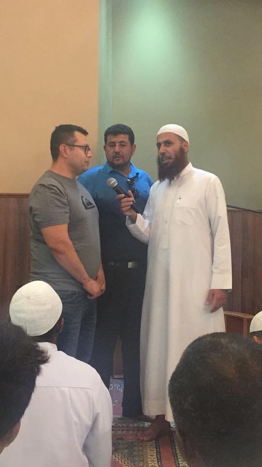 شاعر يمني في امريكا ينجح بفضل الله من إدخال الدكتور الامريكي "ريكاردو ملندز" إلى الإسلام (صور + فيديو)