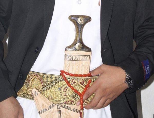 الحوثييون بصنعاء يعتدون بالضرب على شيخ قبلي بارز من حاشد وتسلبه "جنبيته"