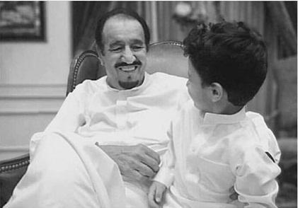 شاهد صورة عفوية للملك سلمان يظهر فيها مع حفيده