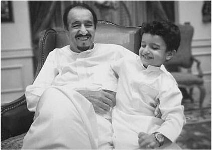 شاهد صورة عفوية للملك سلمان يظهر فيها مع حفيده