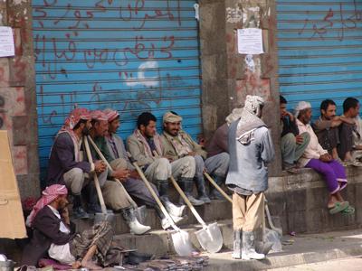 اليمن : الرئيس هادي يؤكد أن نحو 7 ملايين شاب بحاجة للعمل والبطالة تسجل أكثر من 70 % بين الشباب .