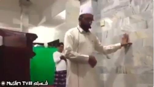 تعرف على إمام المسجد "اليمني" الذي ثبت وأكمل صلاته أثناء وقوع زلزال مدمر في جزيرة لومبوك بإندونيسيا (فيديو)