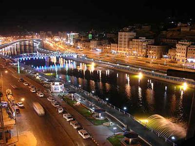 غرق باخرة امام ساحل المكلا وعلى متنها 90 سيارة