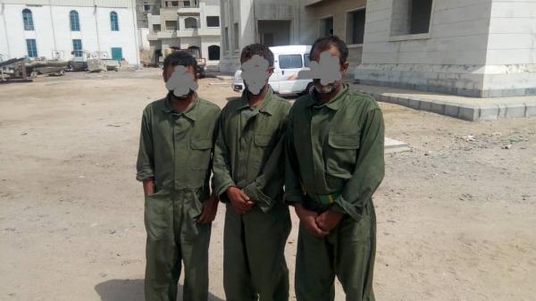البحرية الامريكية تسلم خفر السواحل اليمنية طاقم سفينة تهريب الأسلحة (صورة)