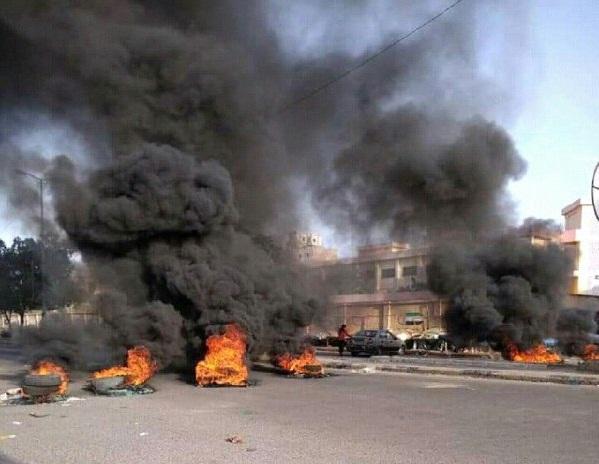 عاجل : احتجاجات غاضبة بعدن تنديدا بانهيار العملة