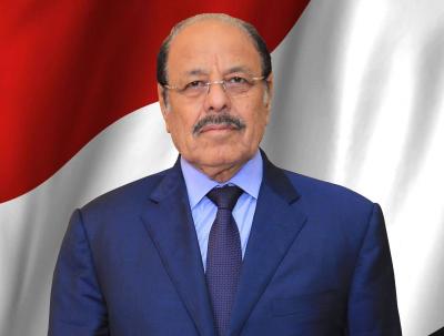 الفريق علي محسن الاحمر يهاتف قائد محور صعدة.. لهذا السبب!