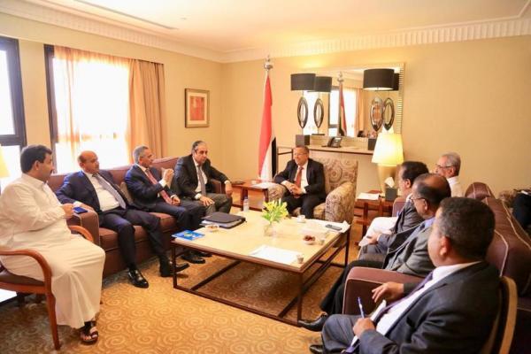بن دغر يناقش مع اللجنة الاقتصادية إجراءات وقف تدهور العملة