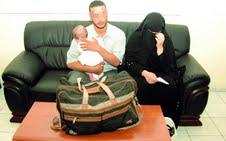 توقيف زوجيْن حاولا تهريب طفلهما إلى الإمارات في حقيبة