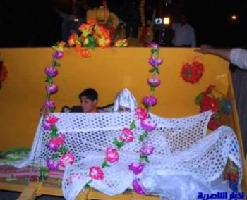 حدث في غزة لأول مرة .. حفل زفاف على جرافة