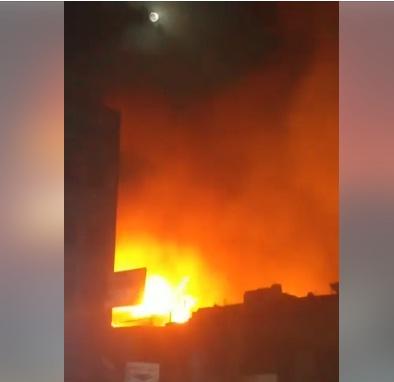 عاجل.. بالفيديو: اندلاع حريق هائل في شارع خولان بصنعاء.. واحتراق هنجر ابو عادل