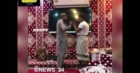 بالفيديو: مضاربة عنيفة باللكمات والصفع بين مقيم يمني وباكستاني في إحدى الاستراحات