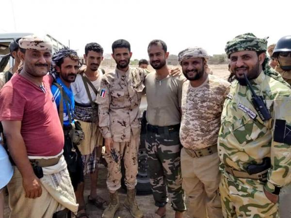 قيادي جنوبي كبير مثير للجدل يكره العميد طارق صالح يصل إلى جبهة الساحل الغربي ويلتقي بعدد من القادة (صور)