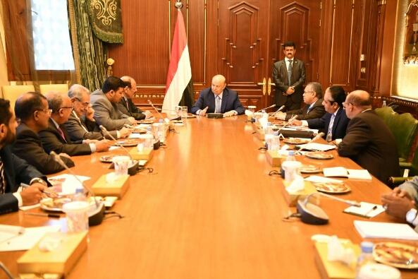 عاجل : هادي يستدعي «اللجنة الاقتصادية» للمرة الثانية وبحضور نائبه الاحمر ويصدر توجيهات عاجلة بشأن «انهيار العملة»