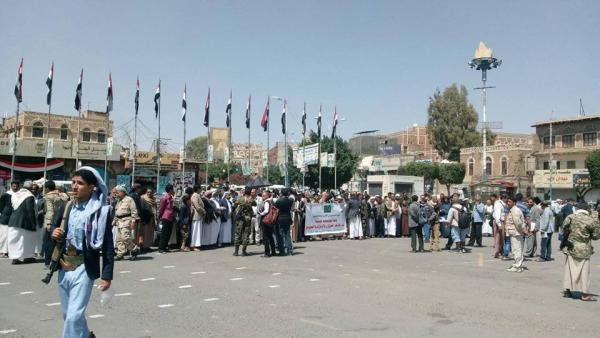 إليكم بالصورة.. هذا ما يحدث اليوم الآن في ميدان التحرير بصنعاء .. وعدد من شوارعها 