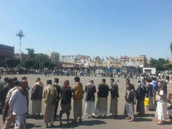 إليكم بالصورة.. هذا ما يحدث اليوم الآن في ميدان التحرير بصنعاء .. وعدد من شوارعها 