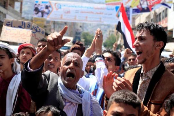 رويترز تفضح جماعة الحوثي.. وتقول انها اعتقلت عشرات  العشرات من المتظاهرين في صنعاء بينهم 16 طالبة