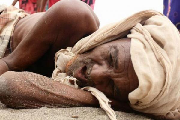 العثور على اسرة كاملة متوفين في الحديدة بسبب الجوع، بعد انقطاع عائلهم الوحيد في السعودية