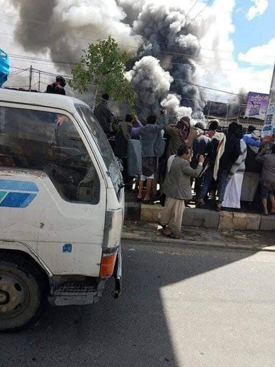انفجار هائل بصنعاء يسفر عن حريق والتهام عدد من المحلات التجارية (صور)