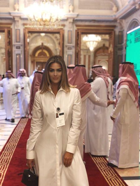 صورة منتجة امريكية حسناء ترتدي الثوب السعودي في منتدى مستقبل الاستثمار تشغل المغردين