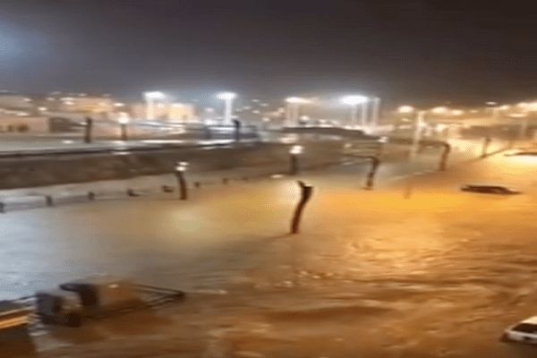 السعودية.. بالفيديو: أمطار غزيرة تغرق شوارع أبها وتتسبب في إعاقة وإغلاق الشوارع