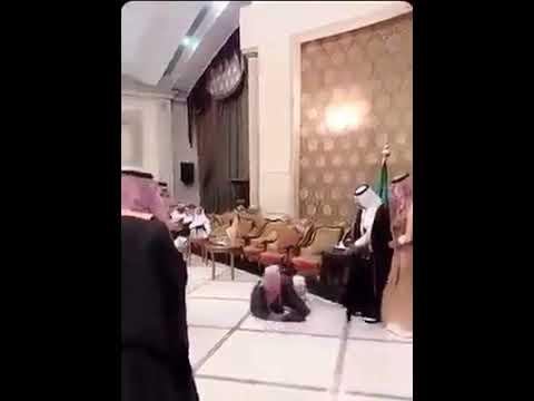 شاب سعودي يتعرض لموقف محرج (جدا) أمام العريس خلال حضوره حفل زفاف (فيديو)