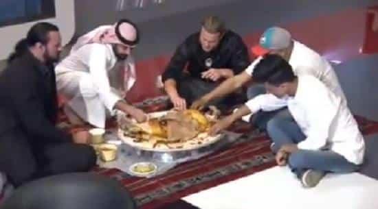 شاهد بالفيديو.. نجما WWE “زيغلر” و”ماكنتاير” يأكلان “الكبسة” لأول مرة