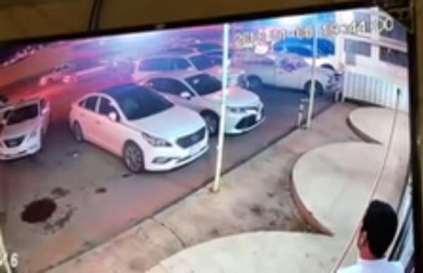 سيارة تقتحم صالون حلاقة وتدهس زبون في حادث مروع .. بالرياض