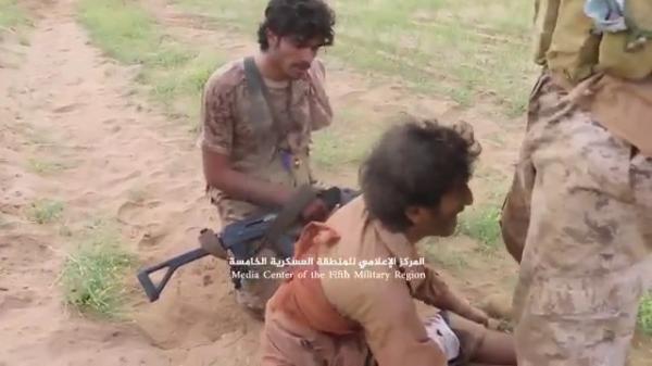 شاهد (أقوى موقف) حدث مع جريح حوثي .. بعد العثور عليه في عاهم 