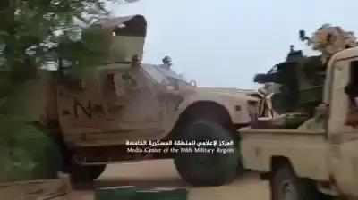 شاهد فيديو.. مدرعة مجنونة تقتحم خطوط الحوثيين بفدائية كبيرة .. شاهد ماذا حدث!