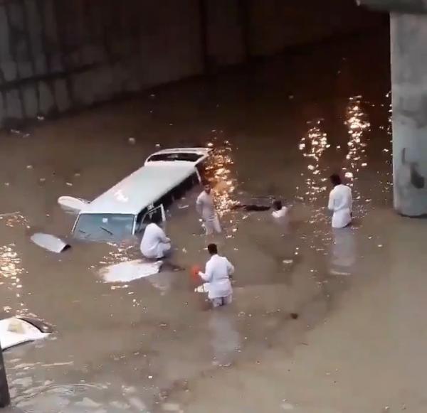شاهد بالفيديو.. غرق عدد من السيارات اليوم الجمعة في نفق ديراب بالعاصمة السعودية الرياض