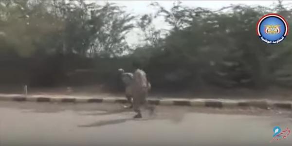 فيديو يكشف جانب من المعارك العنيفة واصوات الانفجارات والرصاص المتطاير التي تدور داخل احياء مدينة الحديدة (شاهد)