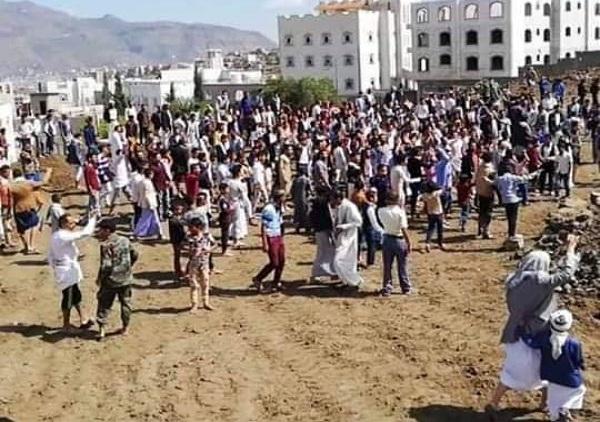 الحوثيون يسطون على مقبرة في إب، واهالي المنطقة ينظمون مسيرة احتجاجية وسقوط جرحى منهم بالرصاص