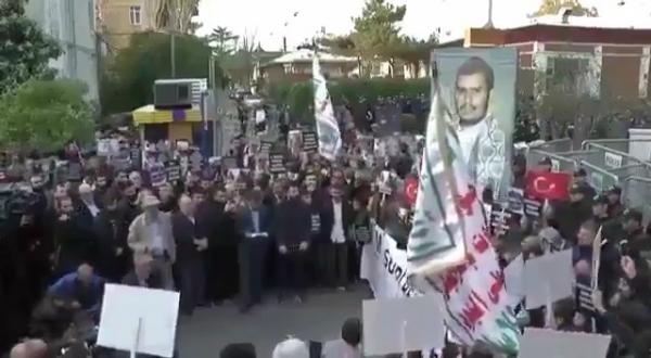 لأول مرة .. صور عبدالملك الحوثي والصرخة ترفع في مظاهرة داخل تركيا وبتصريح رسمي وامام السفارة السعودية (فيديو)