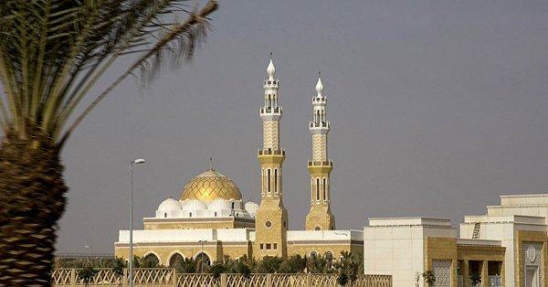 أمير سعودي من بالرياض يفتتح جامعا يحمل اسم والدته اليمنية (صور)