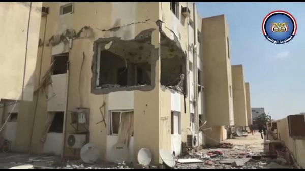 بالفيديو.. الحوثيون يقصفون بالمدفعية والدبابات مستشفى 22 مايو بالحديدة