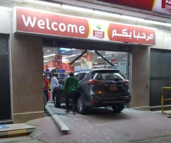 السعودية.. بالصور: سيارة تقودها فتاة تهشم واجهة أسواق العثيم بالرياض