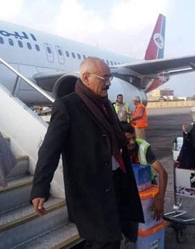 شبيه الرئيس الراحل علي عبدالله صالح يصل إلى مطار عدن (صورة)