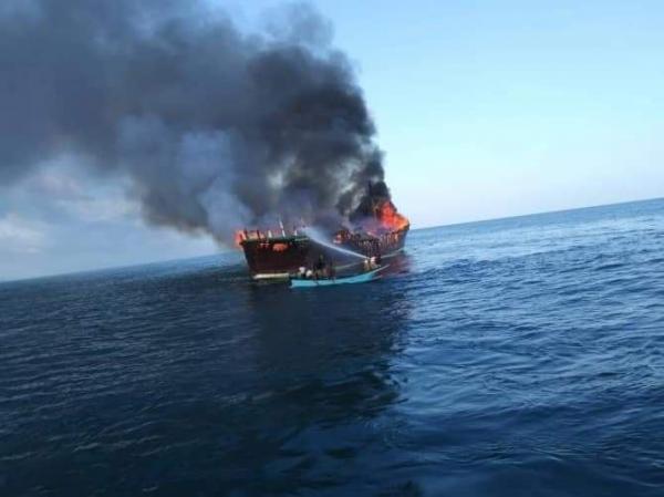 احتراق سفينة نقل بضائع إماراتية بما فيها في ميناء حولف بسقطرى (صور)