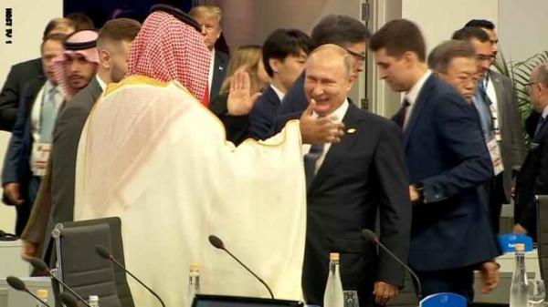 مصافحة حارة بين بوتين ومحمد بن سلمان في قمة العشرين (فيديو)