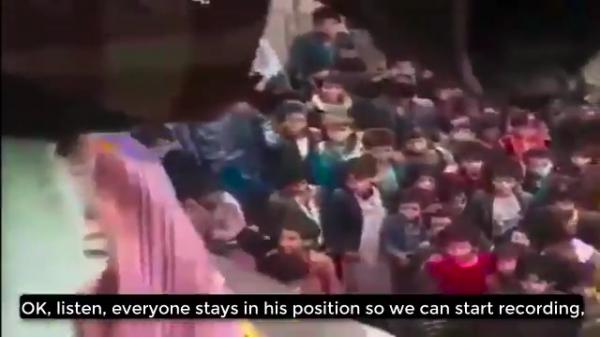 مقطع فيديو يلف العالم ويصل إلى امريكا .. لقيادي حوثي مع طلابه .. شاهد ماذا يفعل!