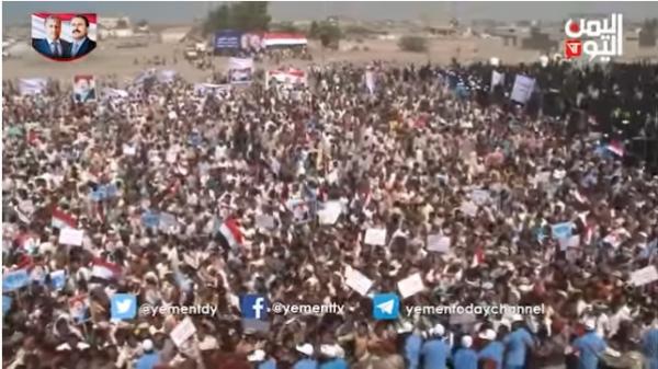 طارق صالح وعشرات الآلاف يحضرون حفل احياء الذكرى الاولى لاستشهاد الزعيم ورفيقة الامين (فيديو)