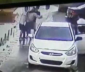 شاهد فيديو .. كاميرا مراقبة ترصد اربعة سعوديين يعتدون على مغترب في جدة.. شاهد ماذا فعلوا به!