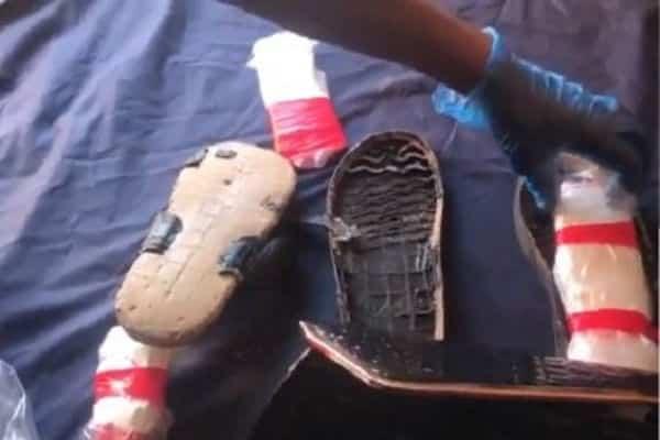 شاهد فيديو.. الإطاحة بامرأة سعودية اخفت نصف كيلو من الكوكايين.. بأماكن خطيرة بجسمها
