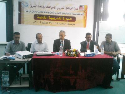 محافظ تعز يختتم أعمال الدورة التدريبية الثانية للمحامين ويقول: "من كان يسمون بحماة الثورة أصبحوا اليوم هم من يقفوا ضد مسار الثورة والتغيير"