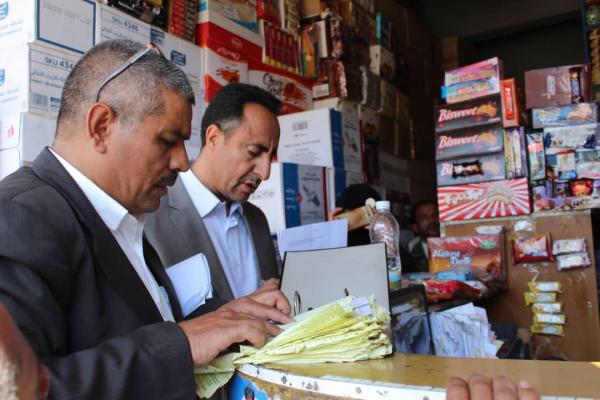 تواصل النزول الميداني واغلاق عدد من المحال التجارية المخالفة بامانة العاصمة.