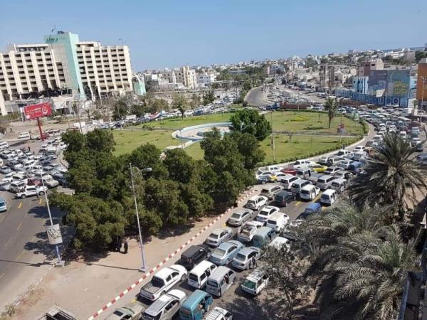 مشهد لا يصدق في عدن يتسبب به موكب زعيم مليشا مسلحة (صورة)