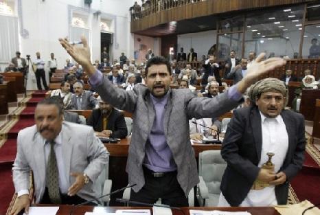 برلماني يمني من وسط مجلس النواب بصنعاء: الحوثيون سلمو ميناء الحديدة لامريكا واسرائيل