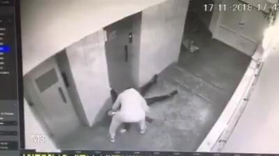 شاهد بالفيديو.. ماذا فعل شخص بفتاة أمام المصعد